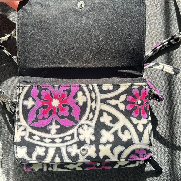 Vera Bradley crossbody/ wristlet - Picture 2 of 6